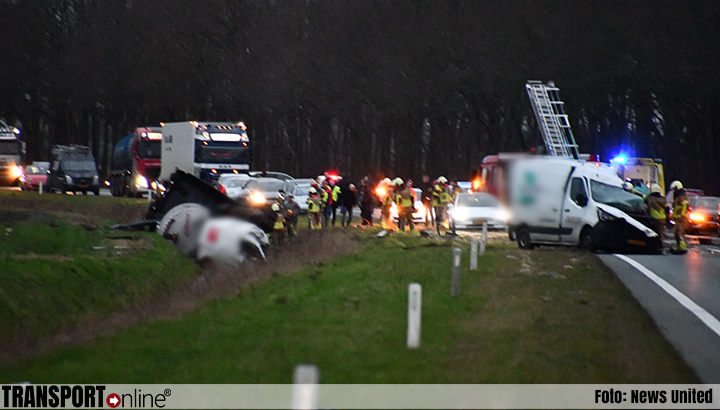 Twee doden bij ernstig ongeval tussen vrachtwagen en bestelbusjes op N36 [+foto]