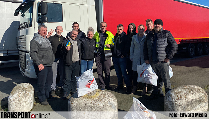 Limburgse vrachtwagenchauffeurs delen voedselpakketten uit aan Oekraïense chauffeurs [+foto's]