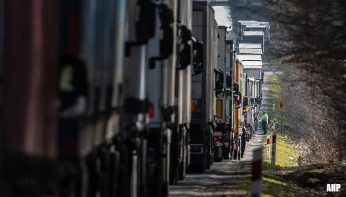 Transportsector: vrachtwagens bij grens Oekraïne snel doorlaten