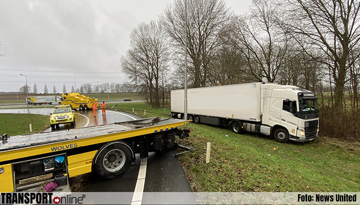 Spaanse vrachtwagen belandt bij afrit A50 Apeldoorn naast de weg