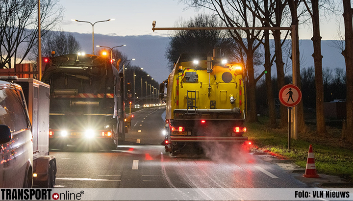 Vrachtwagen verliest zonnebloemolie in Zaandam: weg dicht en veel verkeershinder