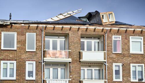 Bewoners van Katwijkse flat geëvacueerd na stormschade aan dak