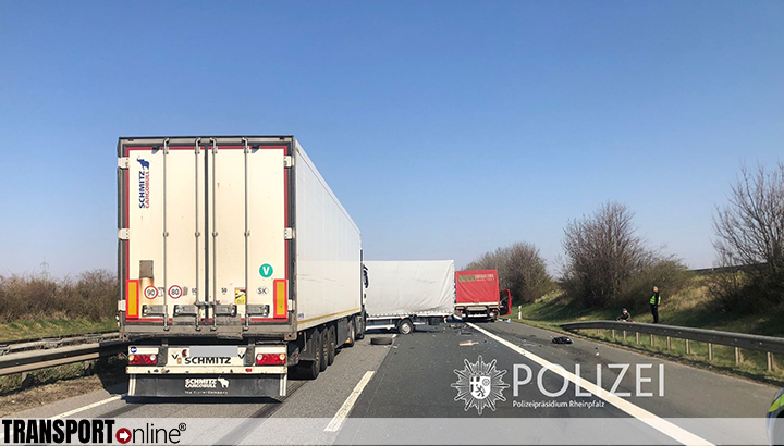 Chauffeur bekneld na aanrijding met twee vrachtwagens op Duitse A61 [+foto]