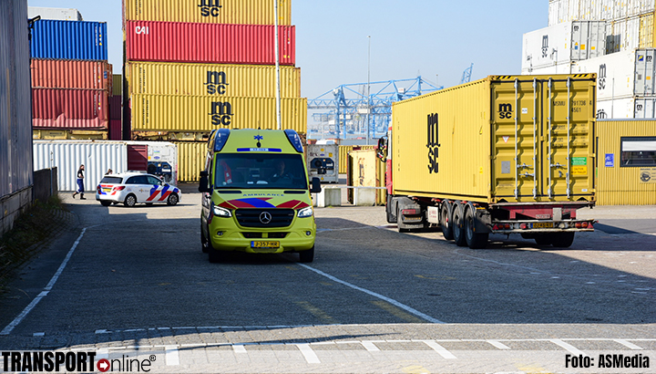 Persoon bekneld tussen vrachtwagen en muur in Rotterdam [+foto's]