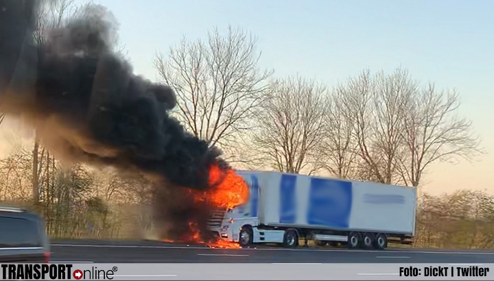 Vrachtwagen in brand op A2