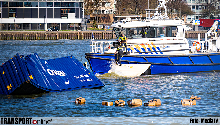 Schip verliest containers na aanvaring Willemsbrug Rotterdam [+foto]
