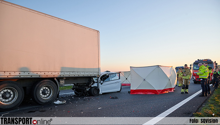 Automobilist komt om het leven nadat hij achterop vrachtwagen rijdt [+foto]