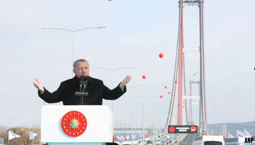 President Erdogan opent kolossale hangbrug over Dardanellen