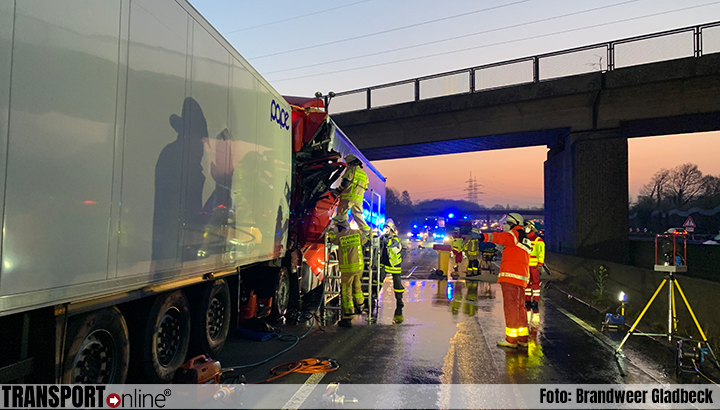 Dode en zwaargewonde bij aanrijding twee vrachtwagens op Duitse A2 [+foto]
