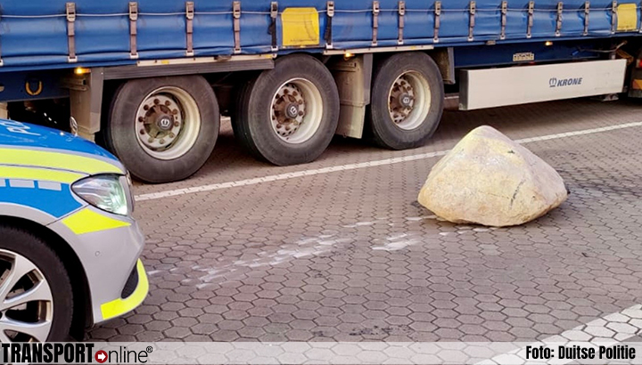 Vrachtwagen sleept kei van 250 kilo kilometerslang mee over de Duitse A1 [+foto]