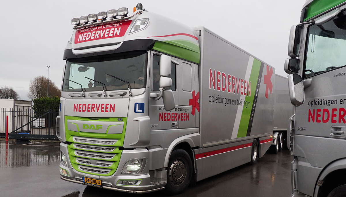 BEST Trucks overhandigt 1000ste Nederveen DAF Driver Training voucher aan Kleijn Transport