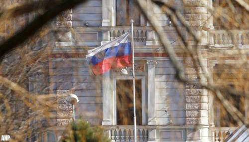 Russen laaiend omdat vrachtwagen door poort ambassade Ierland reed [+video]