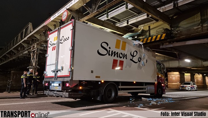 Vrachtwagen klem onder spoorbrug in Amsterdam [+foto]
