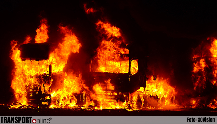 Drie vrachtwagens gaan in vlammen op in Nederweert [+foto's]
