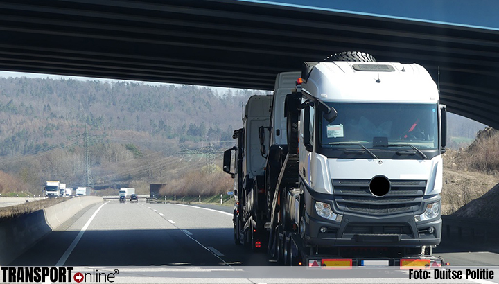 Duitse politie stopt vrachtwagentransport vanwege hoogte en gebrekkige ladingzekering [+foto's]