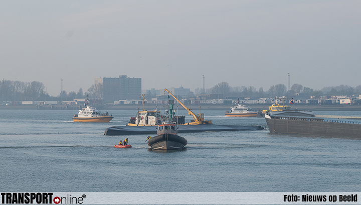 Binnenvaartschip gekapseisd in Rotterdam [+foto] 