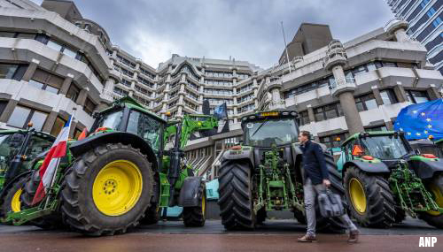 Boeren demonstreren bij Tweede Kamergebouw tegen stikstofbeleid