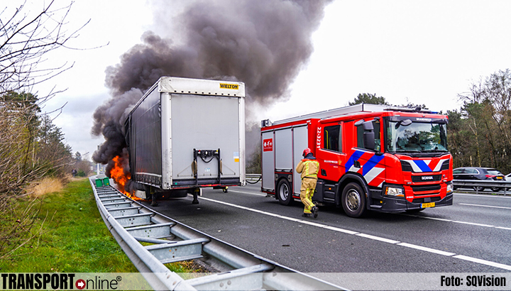 Vrachtwagentrailer in brand gevlogen op A67 [+foto&video]