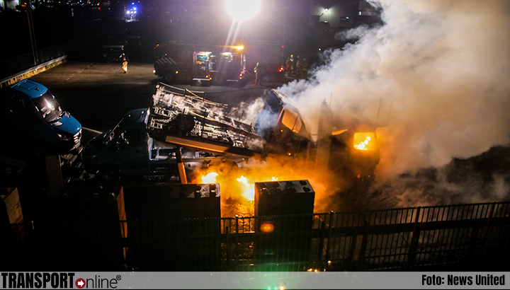 Vrachtwagen gaat in vlammen op bij Koopman Cargo in Nijkerk [+foto]