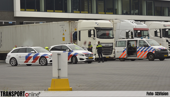 Politie doorzoekt vrachtwagens bij fruithandelaar in Breda [+foto]
