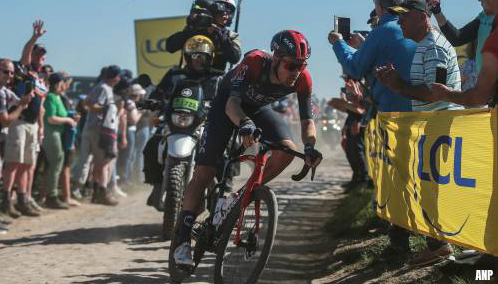 Dylan van Baarle glorieus winnaar van Parijs-Roubaix