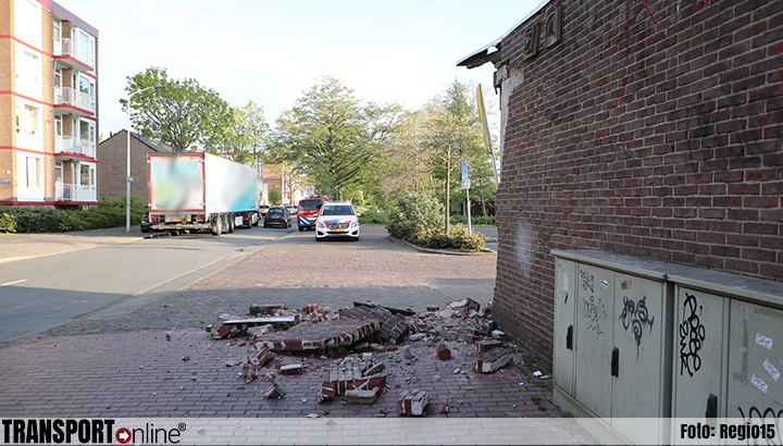 Vrachtwagen rijdt stuk van gevel eruit in Leiden [+foto]