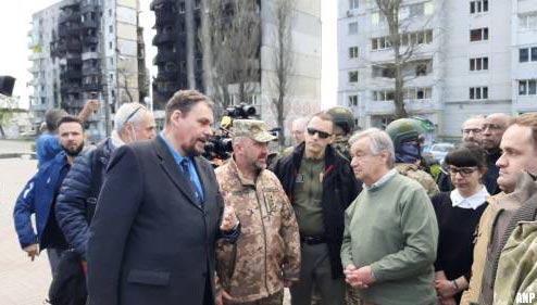 VN-chef hekelt 'absurde' oorlog op bezoek in Oekraïne