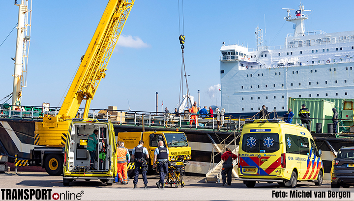 Man gewond door betonblok bij bedrijfsongeval op schip in IJmuiden [+foto]
