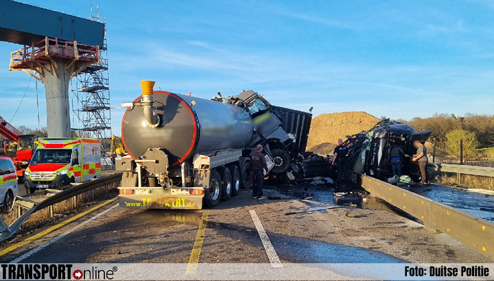 Twee vrachtwagenchauffeurs zwaargewond na aanrijding op Duitse A5 [+foto's]