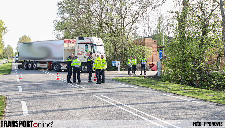 Motorrijder gereanimeerd na aanrijding met vrachtwagen: N712 bij Rutten afgesloten.