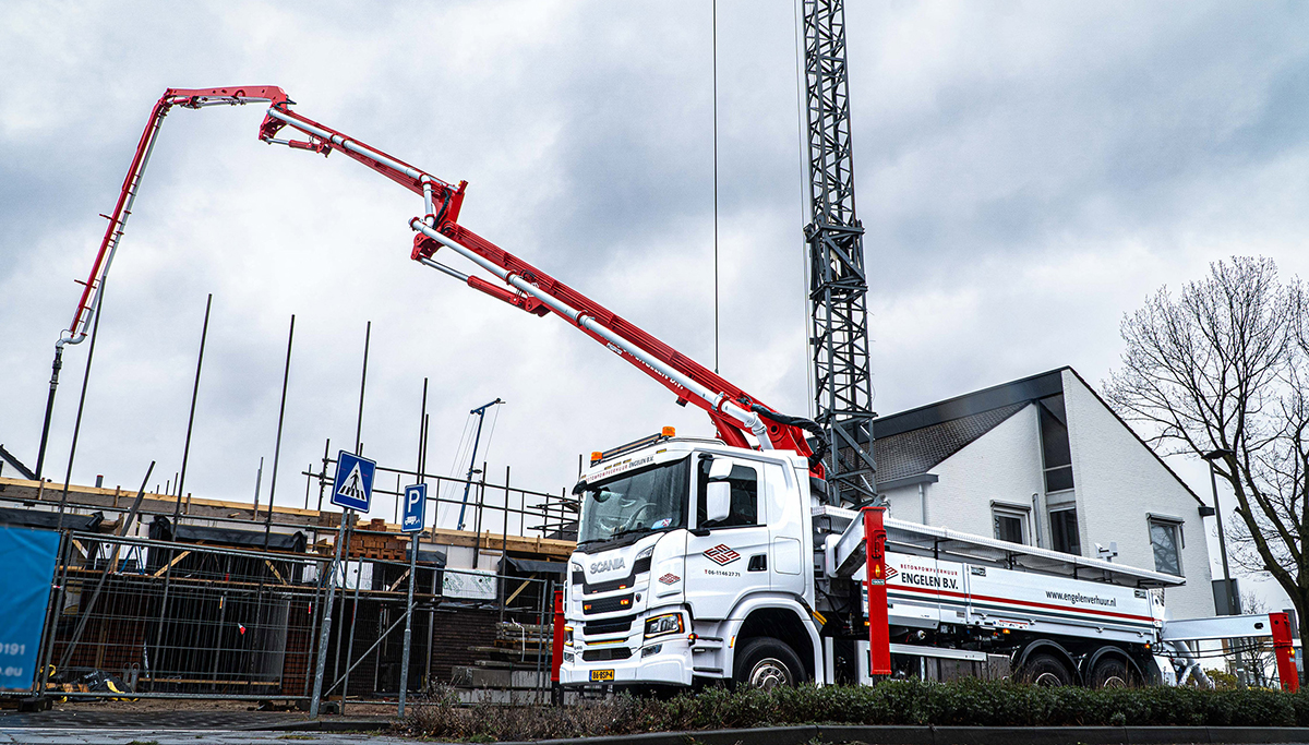 Scania G410 met 36 meter lange betonpomp voor Betonpompverhuur Engelen