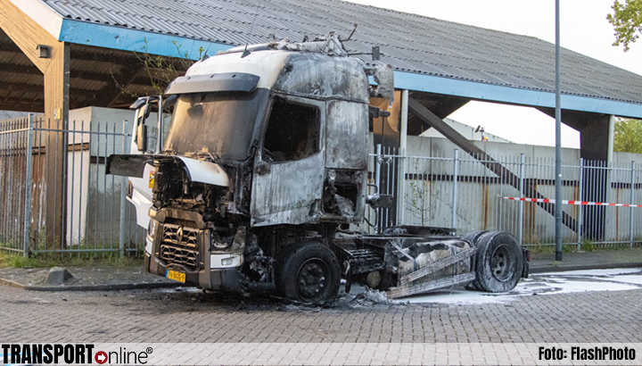 Geparkeerde vrachtwagen trekker volledig uitgebrand in Schiedam [+foto]