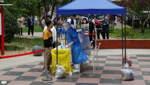 Coronazorgen in Beijing nemen toe, inwoners slaan boodschappen in