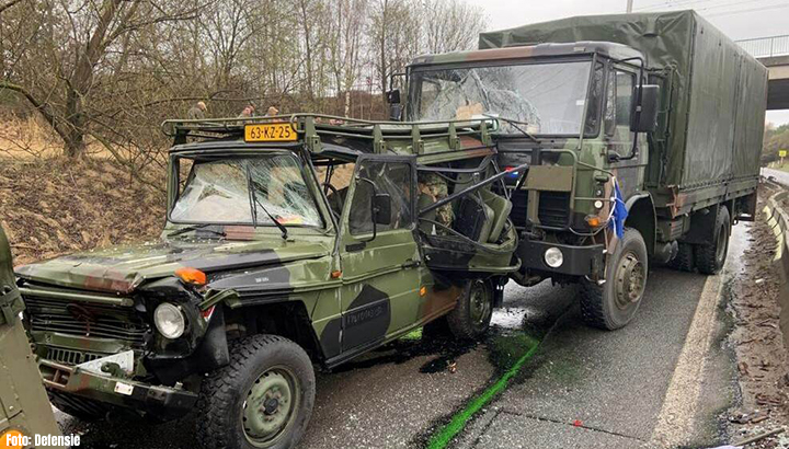 Vijf Nederlandse legervoertuigen Patriotkonvooi botsen op elkaar [+video]