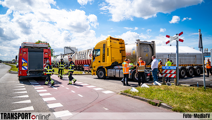 Aanrijding vrachtwagen en goederentrein in Rotterdam [+foto]