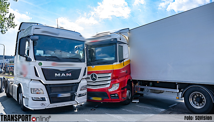 Aanrijding met drie vrachtwagens in Tilburg [+foto]