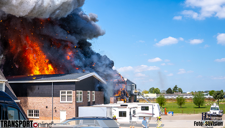 Zeer grote brand bij Van Giessen Transport in Poederoijen [+foto's]