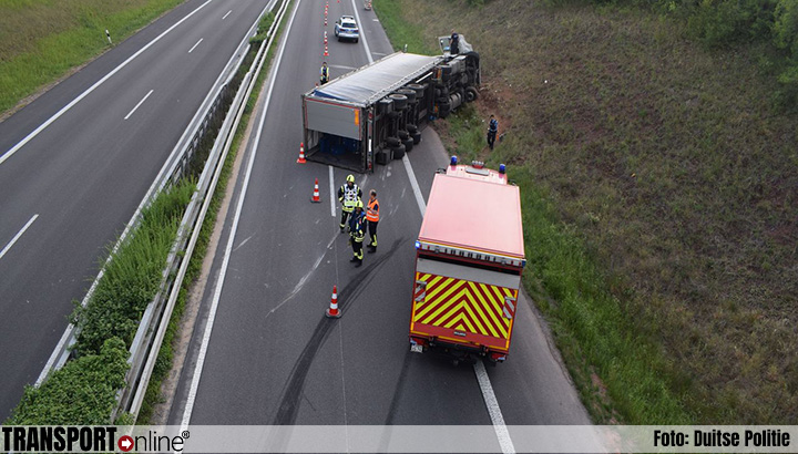 Vrachtwagenchauffeur door vermoeidheid met vrachtwagen gekanteld op Duitse A63 [+foto]
