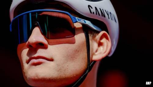Mathieu van der Poel wint eerste etappe in Ronde van Italië en pakt roze