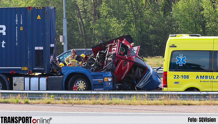 Vrachtwagenchauffeur bekneld bij ernstig ongeval met twee vrachtwagens op A2 [+foto's]