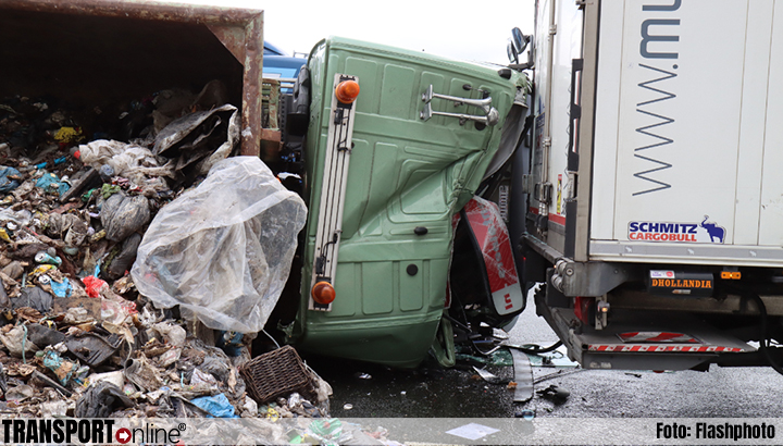 Vrachtwagen met afval gekanteld bij Rotterdam: A20 tot 17.00 uur afgesloten.