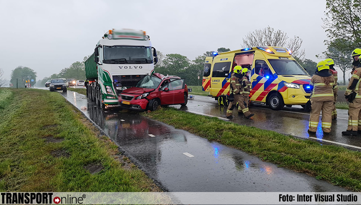 Automobilist gewond na aanrijding auto en vrachtwagen in Slootdorp [+foto]
