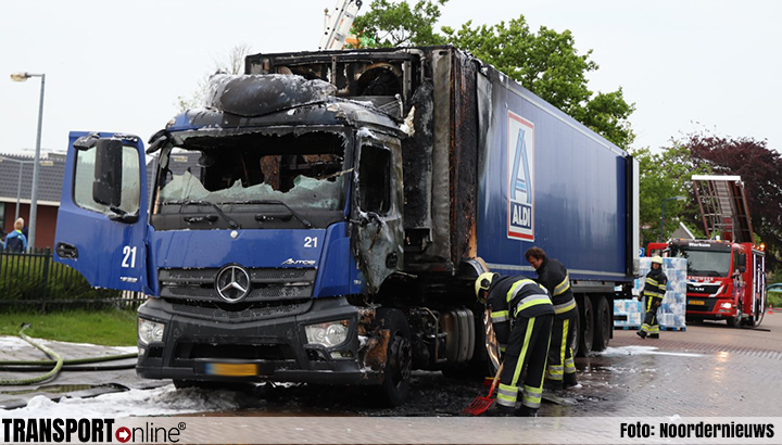 Vrachtwagencabine volledig uitgebrand in Workum [+foto]