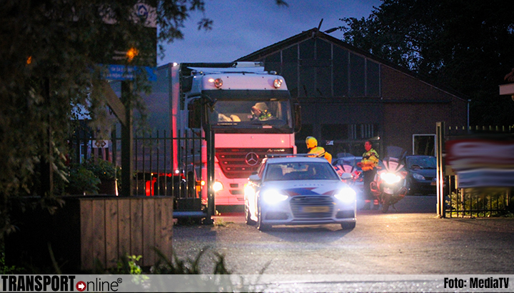Vrachtwagen in beslag genomen bij bedrijf in Nieuwerkerk aan den IJssel [+foto's]