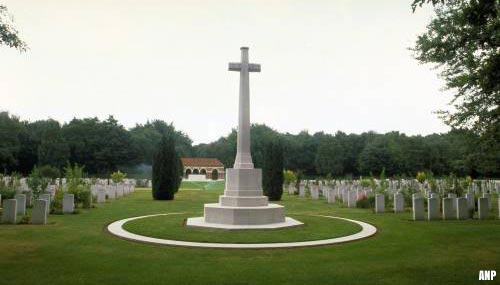 Graven en monumenten op oorlogsbegraafplaats Jonkerbos in Nijmegen beklad
