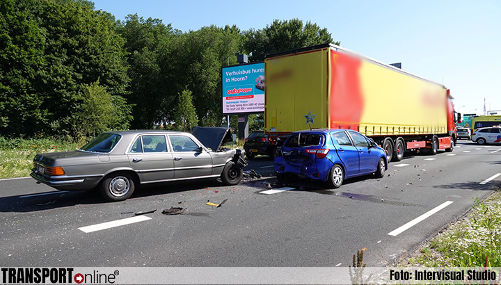 Twee auto's tegen vrachtwagen gebotst in Hoorn [+foto]