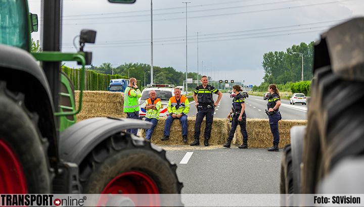 Boeren voeren actie met tractoren op meerdere snelwegen [+foto's]