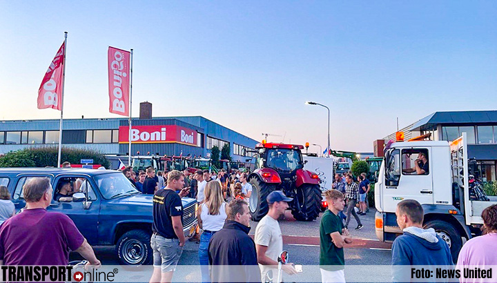 Boeren blokkeren dc van Boni in Nijkerk, vrachtwagens kunnen terrein niet af [+foto]