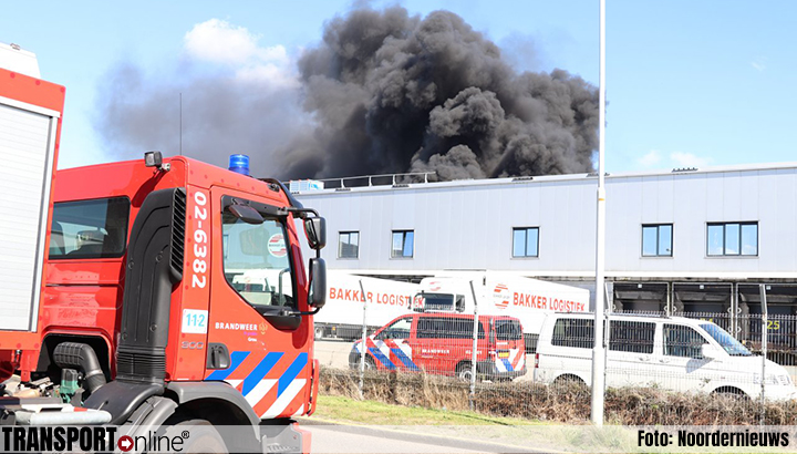 Zeer grote brand op dak opslagloods Bakker Logistiek Heerenveen [+foto's&video]
