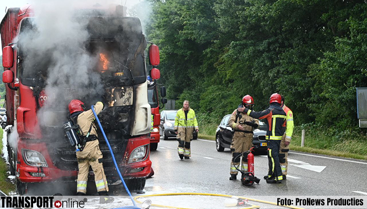 Vrachtwagen trekker volledig uitgebrand op oprit N46 [+foto]
